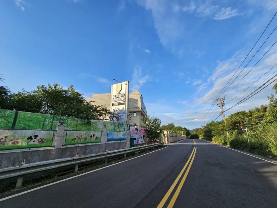 ▲圖／萬里福田寵物城堡位於新北市萬里區，幅員遼闊、視野寬廣，從外觀看像是充滿童趣的遊樂園，是眾多毛孩們最後安身棲息的地方。