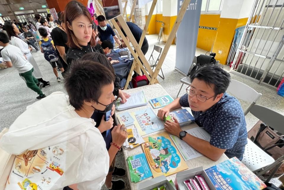 ▲臺北醫學大學附設醫院精神科醫師黃宇銳在特教園遊會活動當天，與許多家屬及孩子們一對一的衛教，來傳達病識感提高的觀念。(圖/台灣大塚製藥提供)