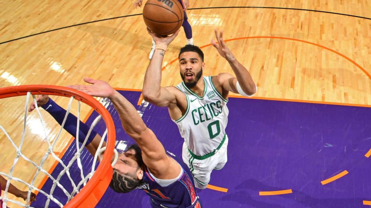 Jayson Tatum et Jaylen Brown mènent les Celtics devant les Suns 117-107, mettant fin à un rare dérapage de 2 matchs