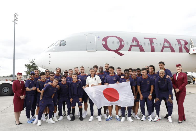 El plantel de PSG inicia sin Mbappé la gira por Japón; al club francés le habrían quedado 332.000.000 de dólares por la venta de su estrella a Al-Hilal, pero el delantero rechazó mudarse a Arabia Saudita.