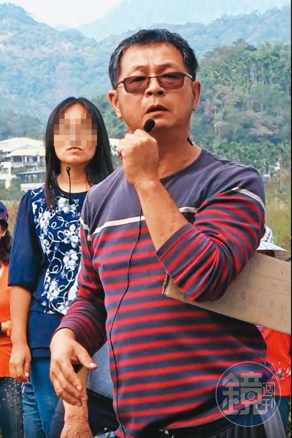 頭社村前村長黃順昱（右）因破壞縣府設置的圍欄，遭判拘役30天。（讀者提供）