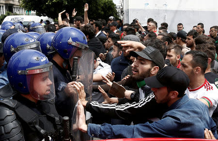 Demonstrators and police confront each other during anti government protests in Algiers, Algeria April 23, 2019. REUTERS/Ramzi Boudina