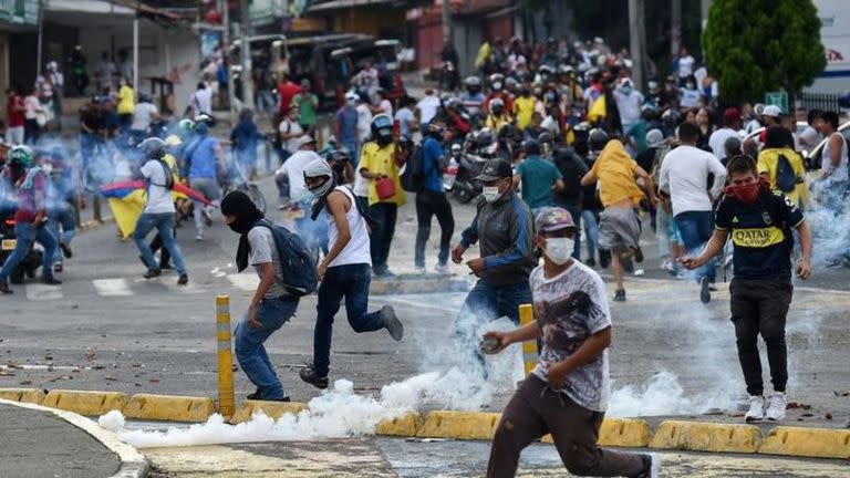 Manifestantes en Cali, Colombia, durante protestas ocurridas en mayo de 2021