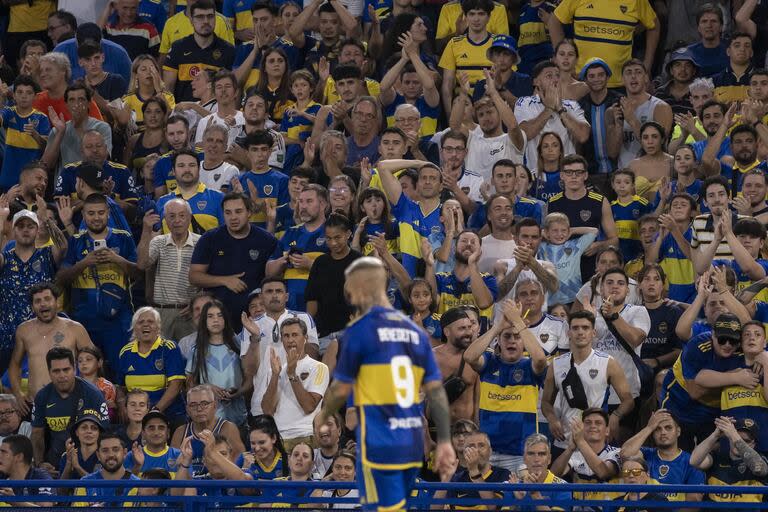 Aplaudido y observado: así quedó Darío Benedetto en su relación con los hinchas de Boca, que se enfrió en los últimos tiempos por su ineficacia y sus hechos de inconducta.