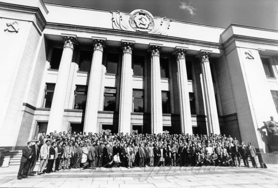 Members of the Verkhovna Rada are photographed after the adoption of the Constitution on the morning of June 28, 1996 <span class="copyright">Oleksandr Klymenko / Voice of Ukraine</span>
