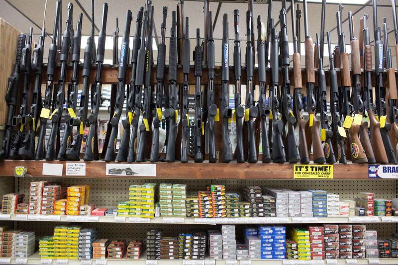 美國的槍枝專賣店就像燦坤一類的3C賣場，十分平易近人。（東方IC）