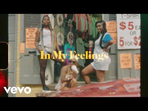 <h3>3) Drake--”In My Feelings”</h3> <p>讓全世界陷入瘋狂的《In My Feelings》雖是上個月發行的歌曲，但眾人引頸期盼的官方版MV八月才熱騰騰地出爐，粉絲們都迫不及待一睹「Kiki」的廬山真面目。而Drake本人也在MV中出演主角，親自到「Kiki」家告白求愛，幽默搞笑的情節和對白令人莞爾。</p><p><a href="https://www.youtube.com/watch?v=DRS_PpOrUZ4" rel="nofollow noopener" target="_blank" data-ylk="slk:See the original post on Youtube;elm:context_link;itc:0;sec:content-canvas" class="link ">See the original post on Youtube</a></p> <cite>DrakeVEVO@Youtube</cite>