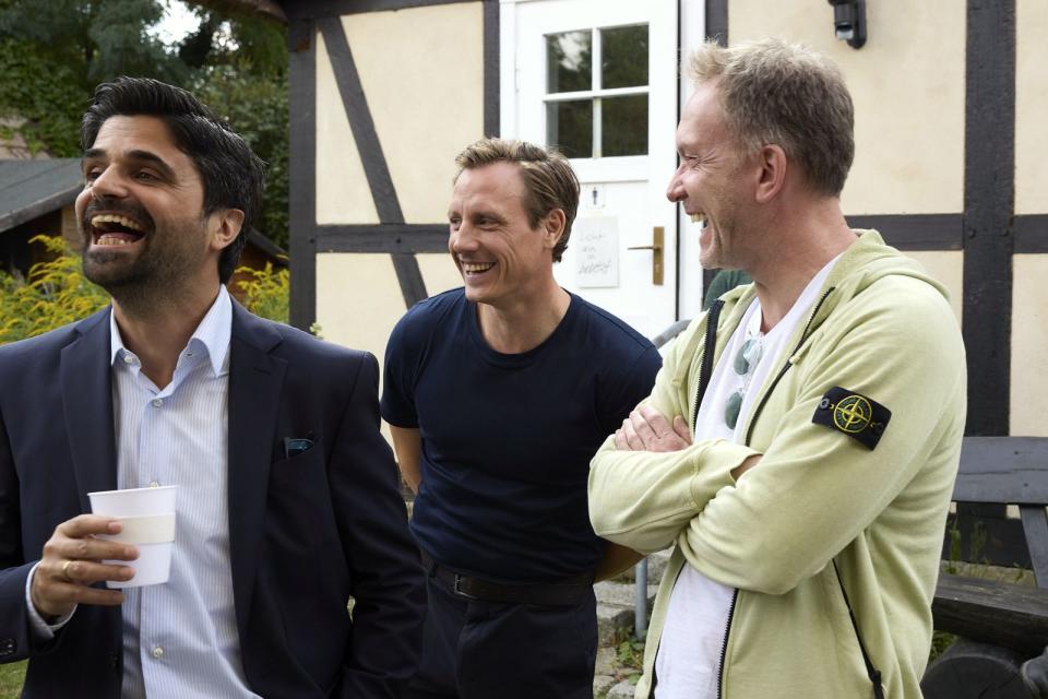 Gute Stimmung am Set: Produzent Stefan Raiser (rechts) mit seinen Hauptdarstellern Patrick Kalupa und Maximilian Grill (links). (Bild: Rudolf Wernicke / ZDF)