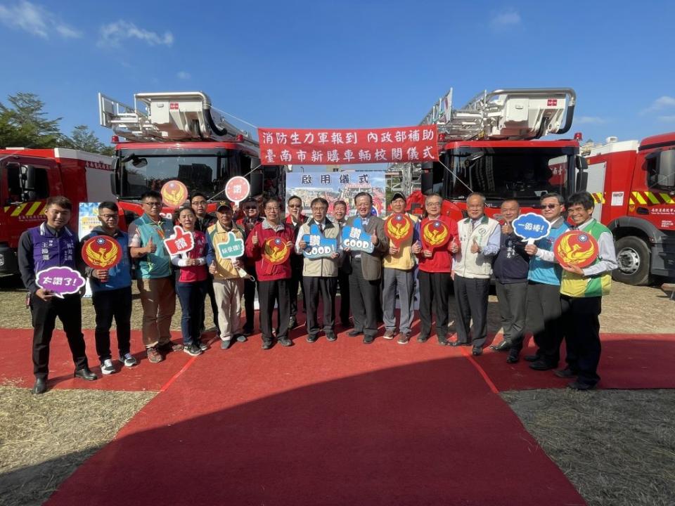 南市消防局今年一舉汰換雲梯車、水庫車、水箱車及化學車等十二輛消防車，廿八日於安平辦理校閱儀式。 (讀者提供)