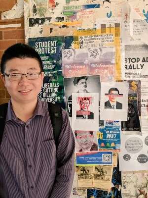 澳大利亞國立大學留學生吳樂寶參與此次海外抗議行動，他將海報貼到校園裡，他希望該校20%的中國留學習能關注習近平開倒車帶給未來中國的危險性。（2017年3月11日 吳亦桐提供）
