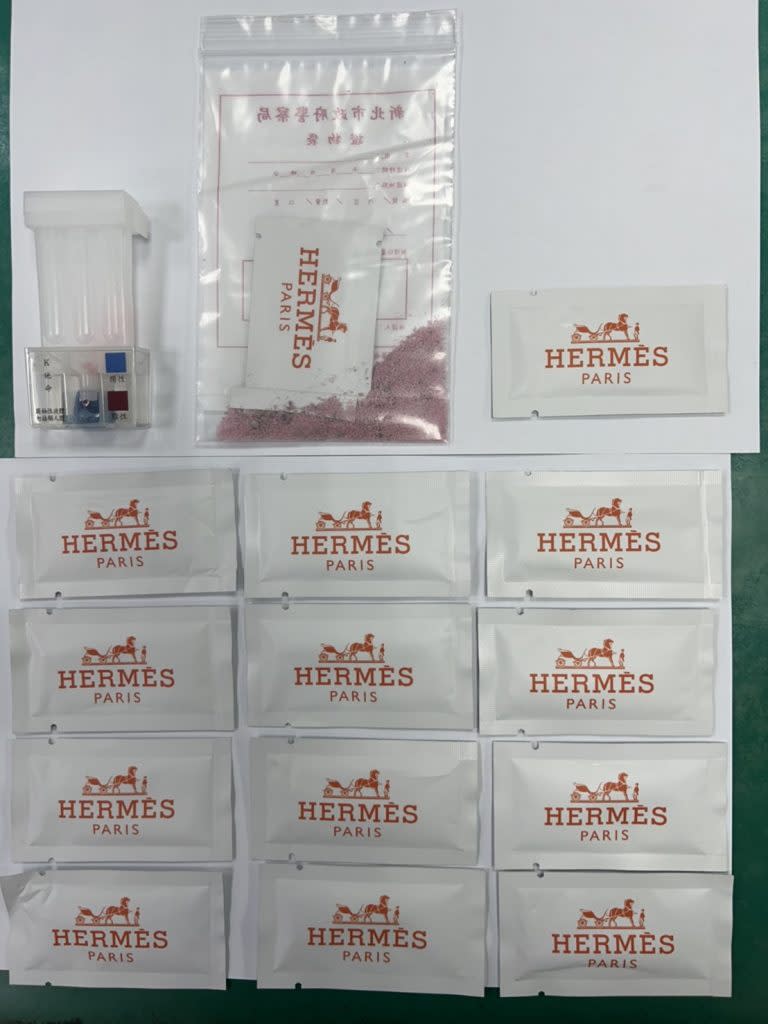 警方查扣有Hermes包裝之毒品咖啡包14包。（汐止警分局提供）