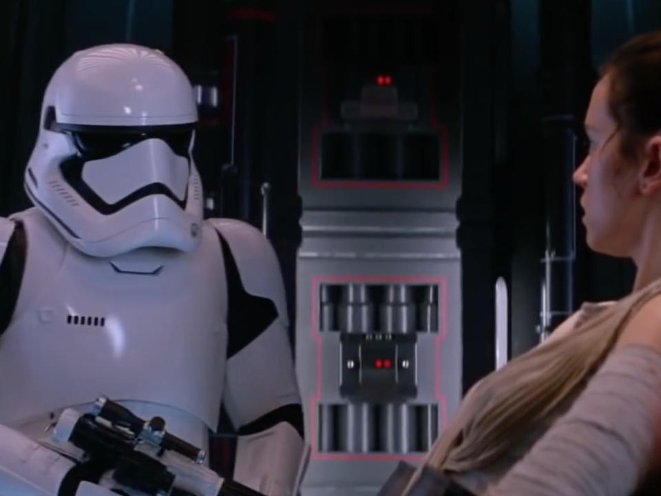 Bei diesem Cameo-Auftritt in “Star Wars VII – Das Erwachen der Macht” musste man zweimal hinschauen. In der Stormtrooper-Kostümierung steckte tatsächlich James Bond-Darsteller Daniel Craig. (Bild-Copyright: Lucasfilm Ltd./Bad Robot Productions/Walt Disney Studios/Motion Pictures)