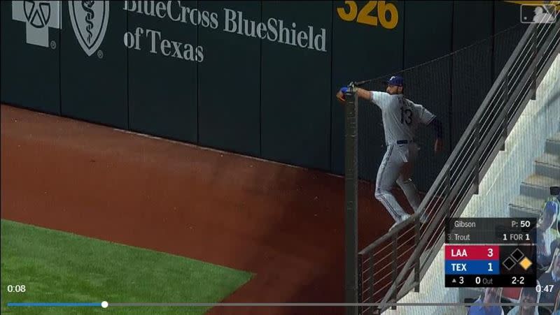 遊騎兵右外野手加洛（Joey Gallo）超狂雷射肩抓雙殺。（圖／翻攝自MLB官網）