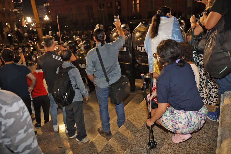 Un grupo de personas que niega las restricciones informadas por el Gobierno choca contra la policía frente a la Casa Rosada