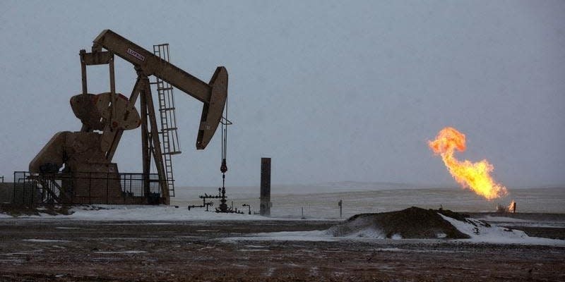 Natural gas flares are seen at an oil pump site outside of Williston, North Dakota March 11, 2013. REUTERS/Shannon Stapleton 