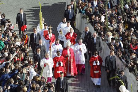 Pope Francis arrives to lead the Palm Sunday mass at Saint Peter's Square at the Vatican March 29, 2015. REUTERS/Giampiero Sposito