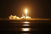 <p>La fusée Falcon 9 a décollé à l'heure prévue, 20H02 locales (00H02 GMT jeudi) depuis le centre spatial Kennedy en Floride, dans un grondement et une boule de feu illuminant la nuit.</p>