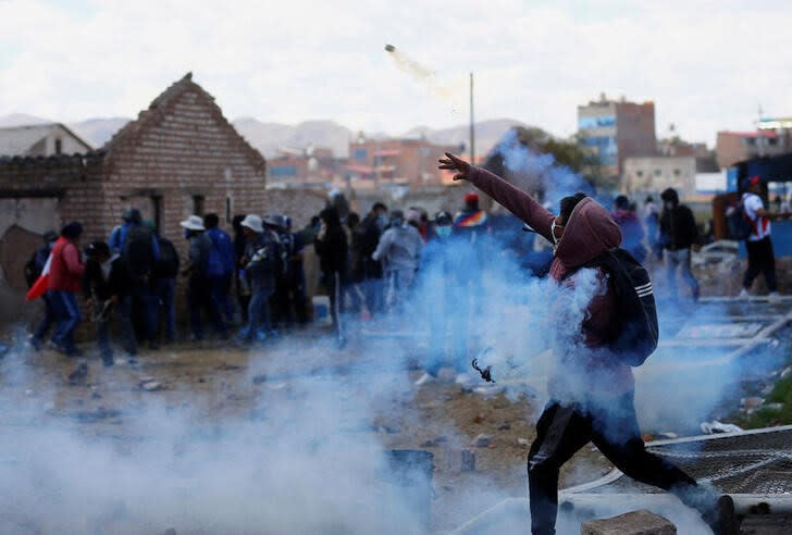 Manifestantes chocan con las fuerzas de seguridad durante una protesta que exige elecciones anticipadas y la liberación del encarcelado expresidente Pedro Castillo, cerca del aeropuerto de Juliaca, en Juliaca, Perú