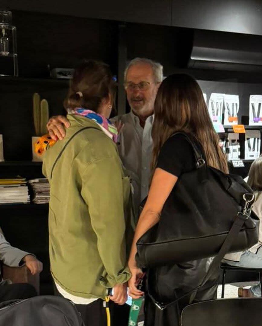 Pampita y una amiga junto a Gustavo Zerbino (Foto: Instagram @pampitaoficial)