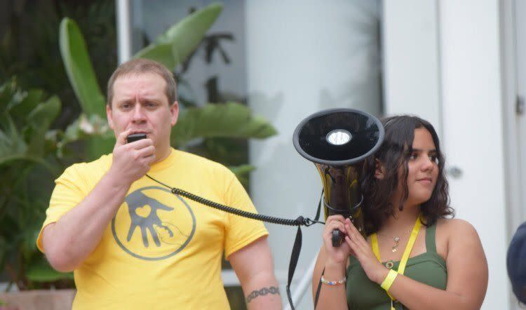 Jordon Dyrdahl-Roberts, a la izquierda, participa en la marcha con el lema Families Belong Together (Las familias permanecen unidas) celebrada en Orlando, Florida, el pasado viernes. La protesta fue una respuesta al gobierno de Estados Unidos y a su política de separar a niños de sus padres a lo largo de la frontera entre este país y México (Katherine OHara Allen).