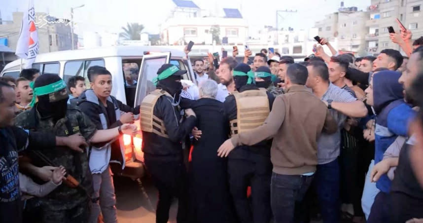 第一階段，哈瑪斯釋放了在加薩關押49天的以色列人質共13名婦孺，而以色列則釋放了39名巴勒斯坦人。（圖／達志／路透社）
