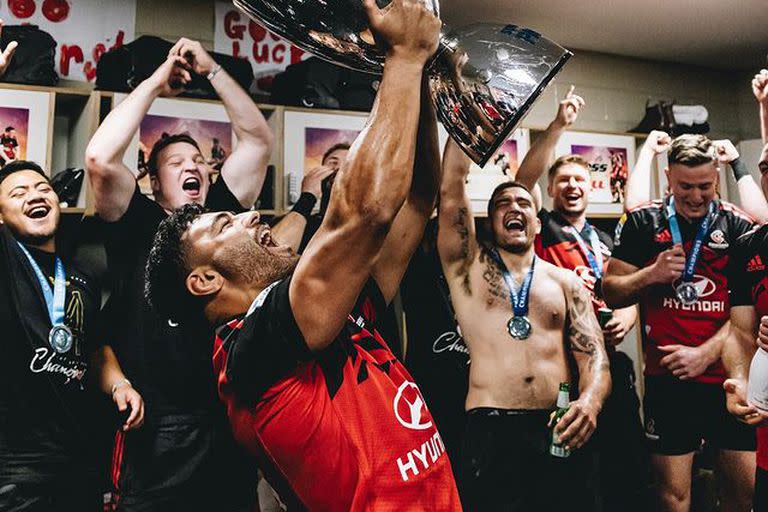 Festejo de los jugadores de Crusaders en el vestuario, luego de consagrarse campeones del Super Rugby