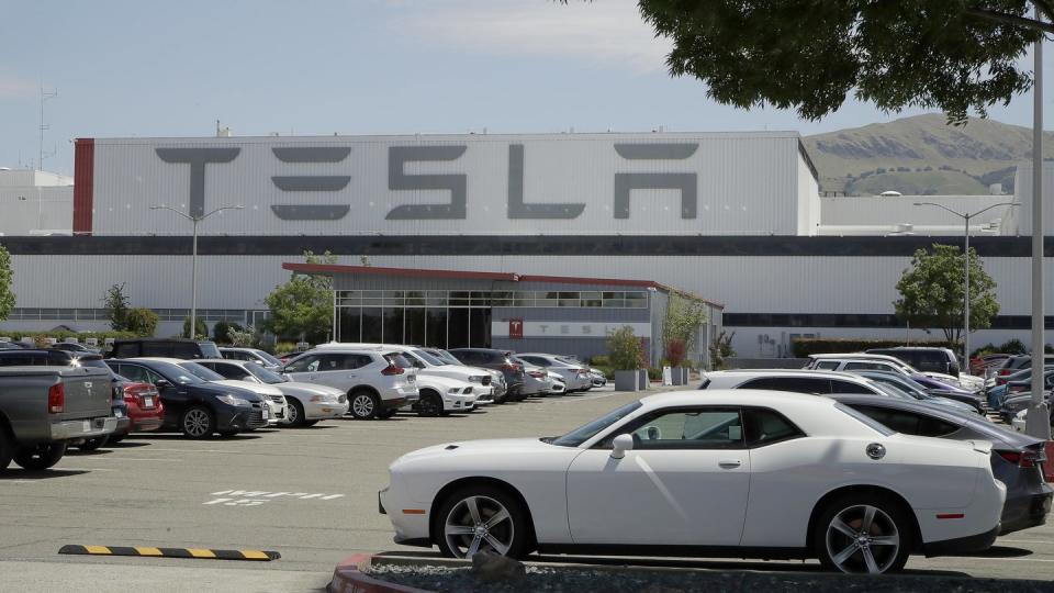 Fahrzeuge auf dem Parkplatz des Autowerks von Tesla im kalifornischen Fremont.