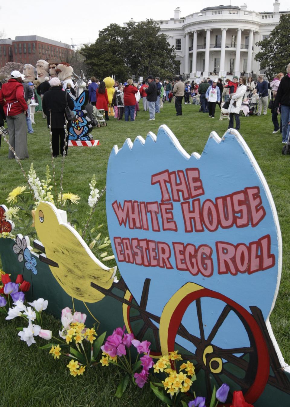<p>Visitors stroll on the South Lawn of the White House in Washington, Monday, March 24, 2008, during the annual White House Easter Egg Roll. (Photo: Ron Edmonds/AP) </p>