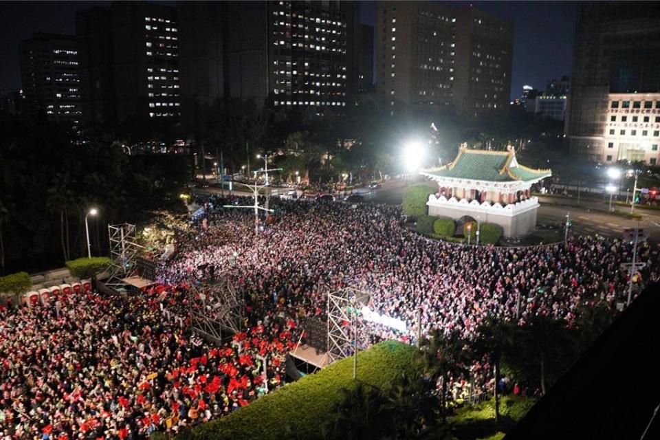 台灣美德站出來凱道護國之夜11日造勢晚會現場，現場湧入超過15萬人。圖／賴競總提供