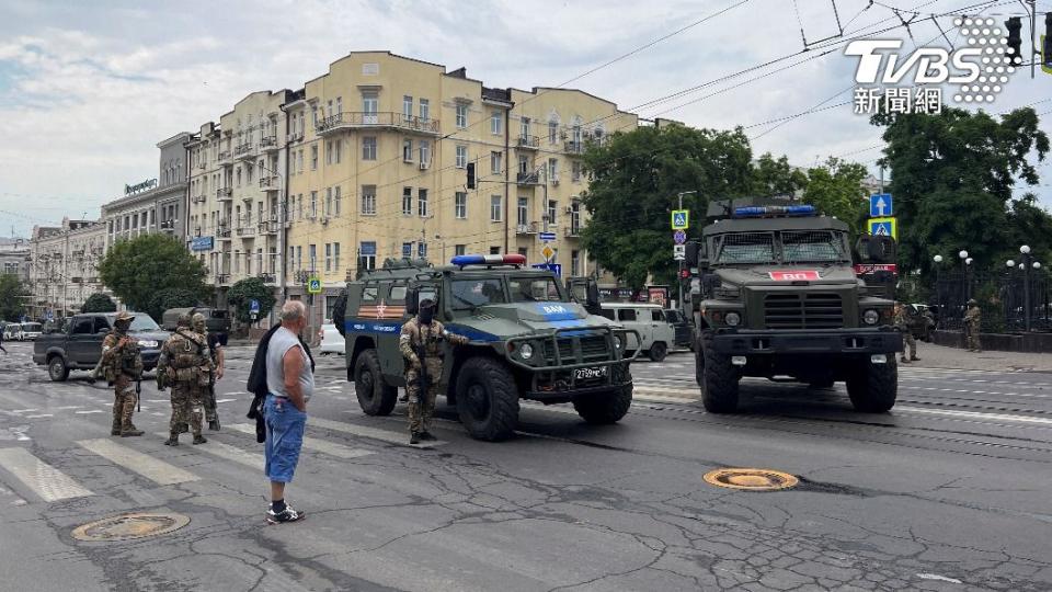 瓦格納軍車現身俄羅斯南部城市羅斯托夫街頭。（圖／達志影像路透社）