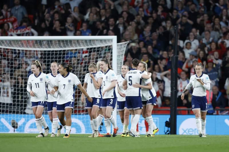 England’s Alessia Russo (2nd R) celebrates with team-mates after scoring her side's first goal during the UEFA Women's Euro 2025 qualifying soccer match between England and Sweden at Wembley Stadium, London. Nigel French/PA Wire/dpa