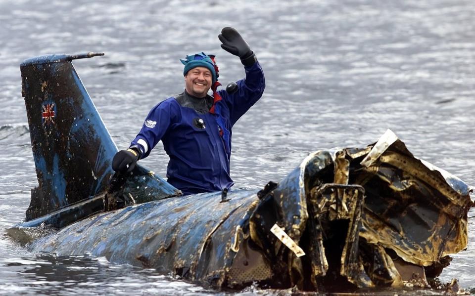 Engineer Bill Smith celebrates the raising of the wreckage of the Bluebird K7 in March 2001