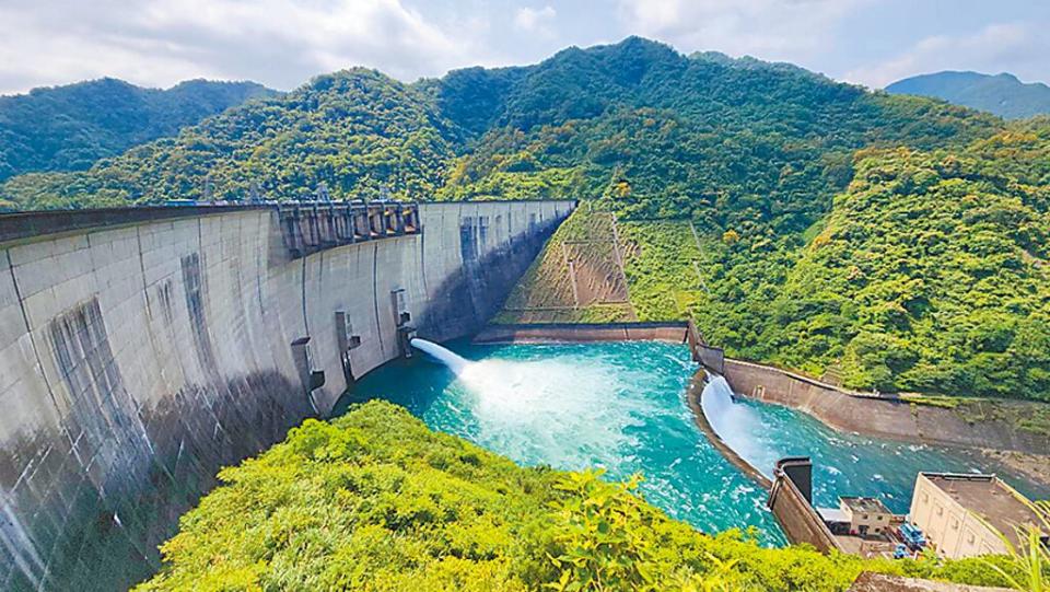 翡翠水庫在颱風、豪雨來襲期間啟動「蓄洪防災」，可降低新店溪3分之1、淡水河9分之1的洪峰流量，減少下游水患風險。（本報資料照片）