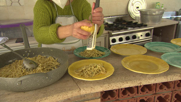 Preparing Scialatelli Pasta with Lemon, Parsley and Garlic.  / Credit: CBS News