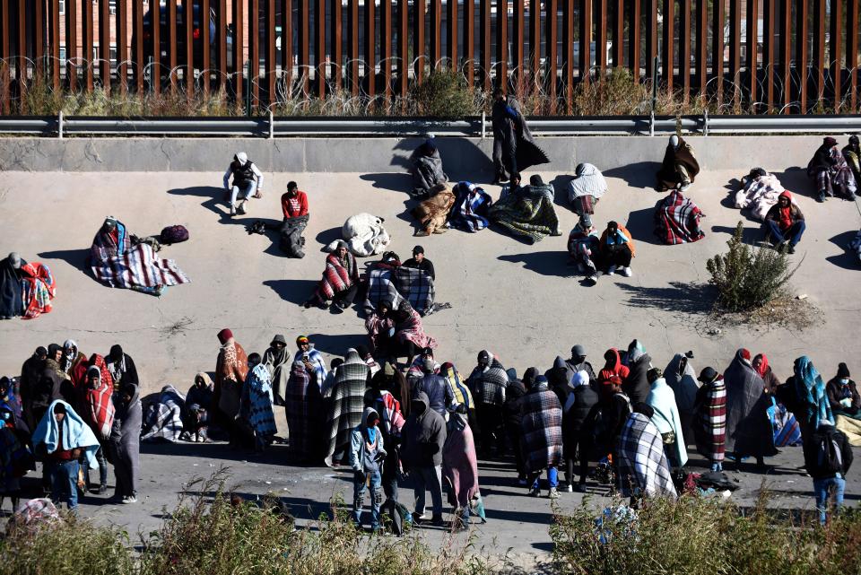 Migrants wait to cross the US-Mexico border from Ciudad Juárez, Mexico, Wednesday, Dec. 14, 2022.