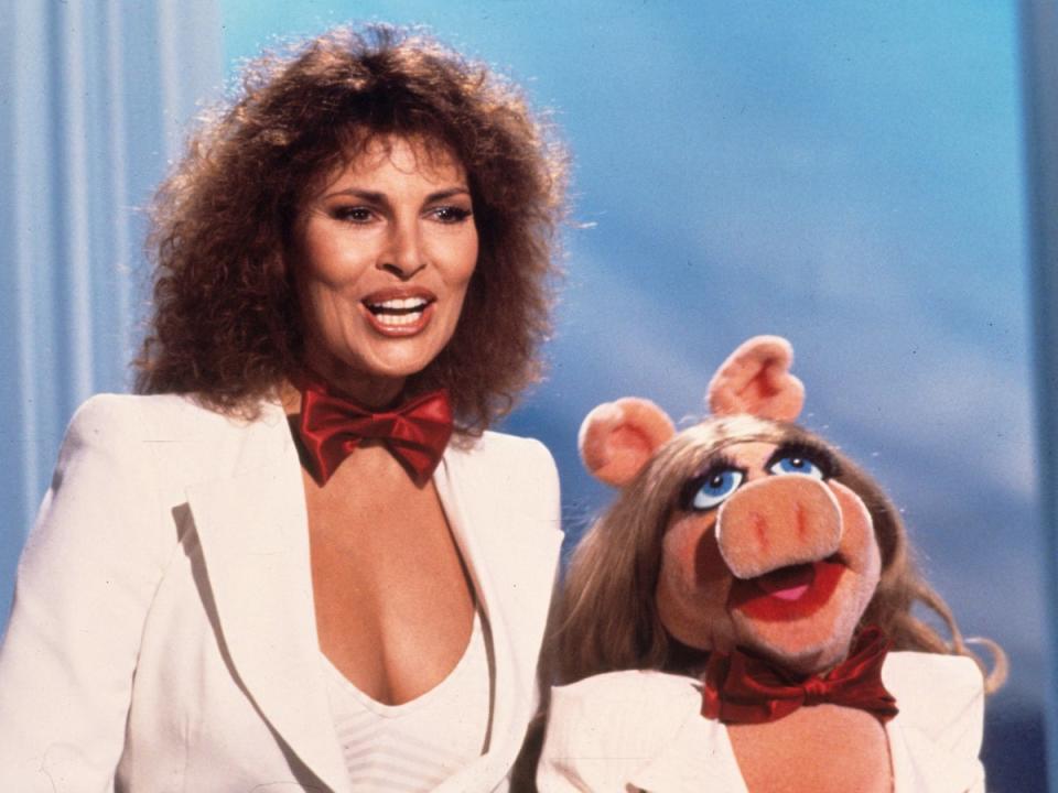 Raquel Welch with Miss Piggy on ‘The Muppet Show’ in 1978 (David Dagley/Shutterstock)