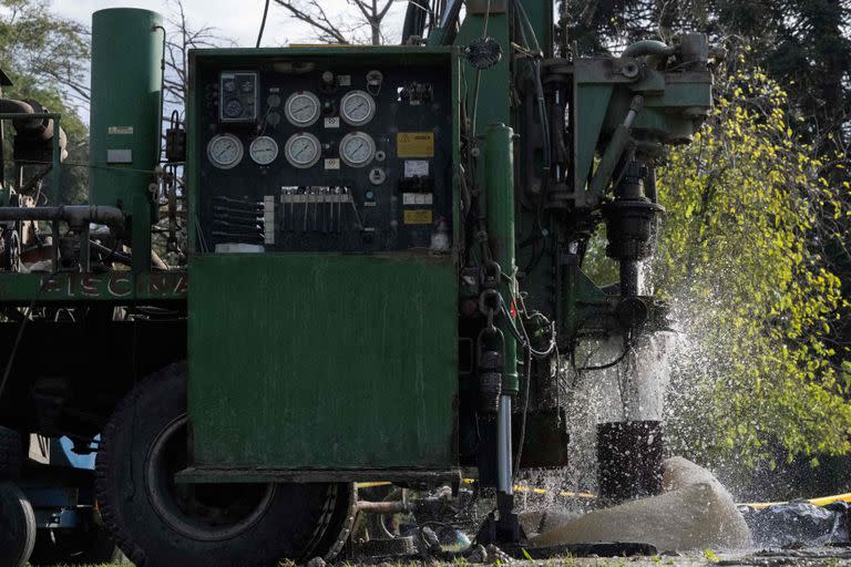 Perforaciones en un parque del centro de Montevideo para encontar agua.  (Pablo PORCIUNCULA / AFP)