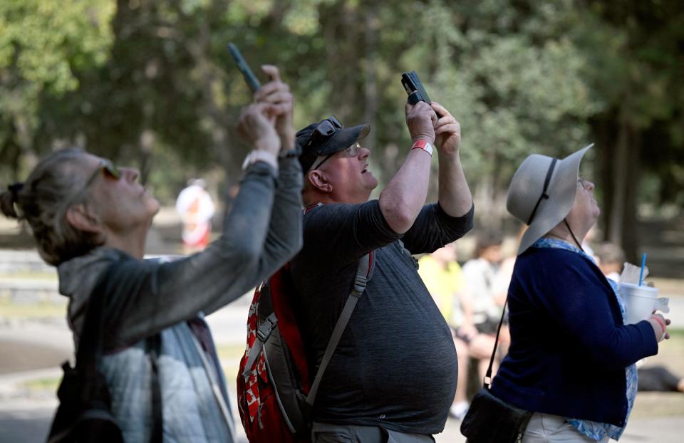 Gentrificación. Turistas hacen foto en las inmediaciones del Museo de Antropología e Historia de la Ciudad de México. Foto: ALFREDO ESTRELLA/AFP via Getty Images