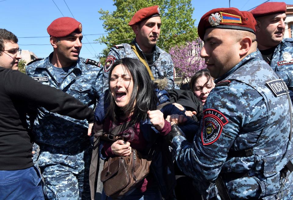 <p>Eine Frau im armenischen Jerewan, die gegen die Nominierung der republikanischen Partei des früheren Staatspräsidenten Sersch Sargsjan zum Premierminister protestiert, wird von der Polizei festgehalten. (Bild: Photolure/Hayk Baghdasaryan via REUTERS) </p>