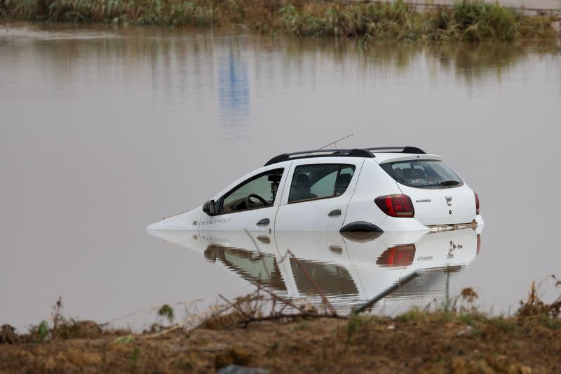 Un coche queda inundado en una carretera, tras las fuertes lluvias caídas cerca de la localidad de Villamiel, España