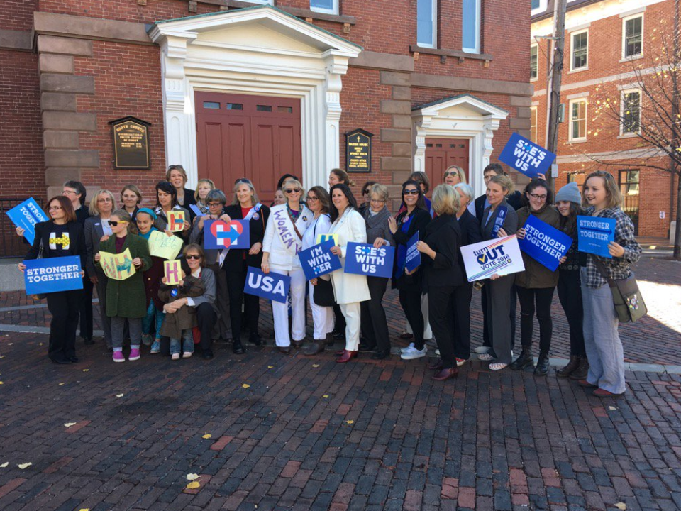 FOTOS: Mujeres se visten como Hillary Clinton para darle su apoyo en las elecciones