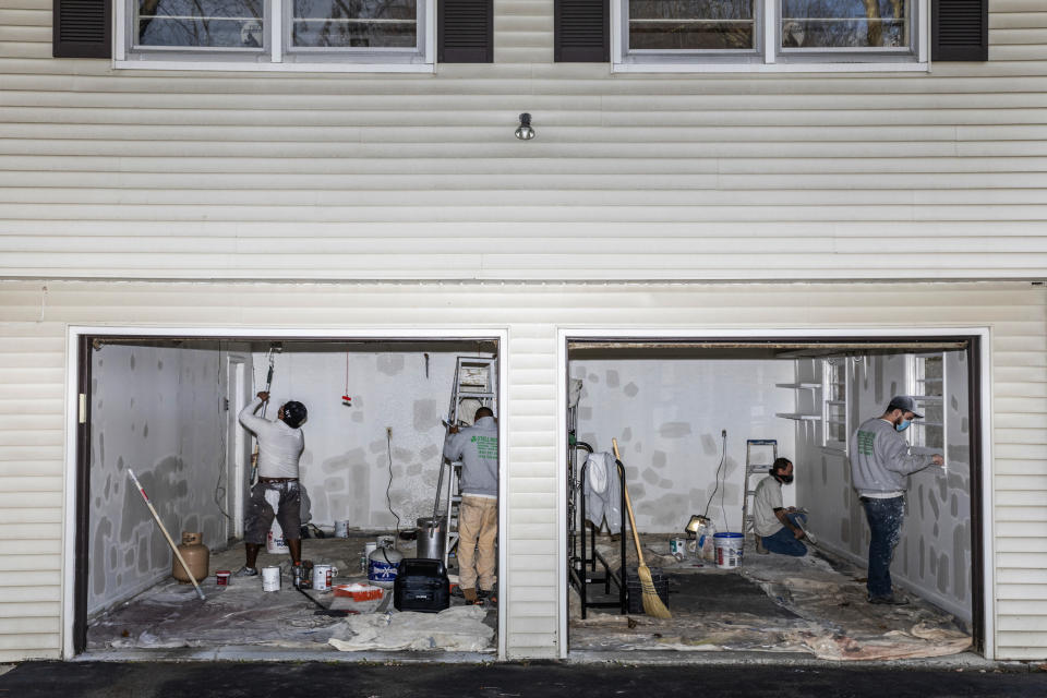 Los pintores trabajan en la preparación del garaje de Hermosilla para la cena de Acción de Gracias. (Lauren Lancaster/The New York Times)