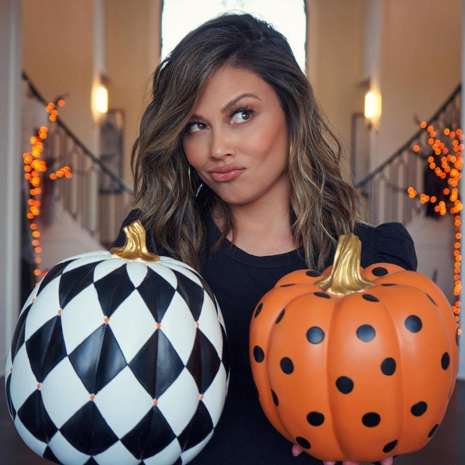 <p>loading up on chic pumpkins for her favorite time of year on Oct. 1.</p>