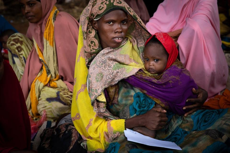 Ayan waits with her daughter Mushtaq at the Kabasa health centre (WFP/Samantha Reinders)