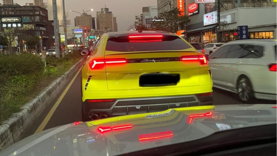 不少網友提到如果你開的是超跑，就算烤成黃色，也不會有人以為是計程車。(圖片來源/ 翻攝自PTT)