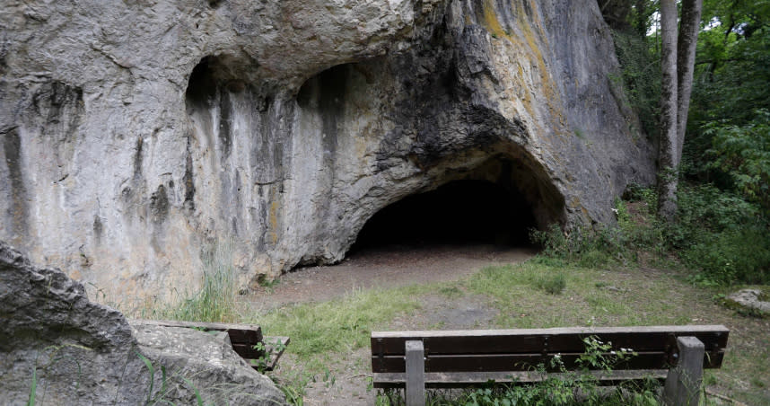 法國一個洞穴中挖出一塊新生兒骨頭，被認為可能是全新的人類物種。（圖／達志／美聯社）