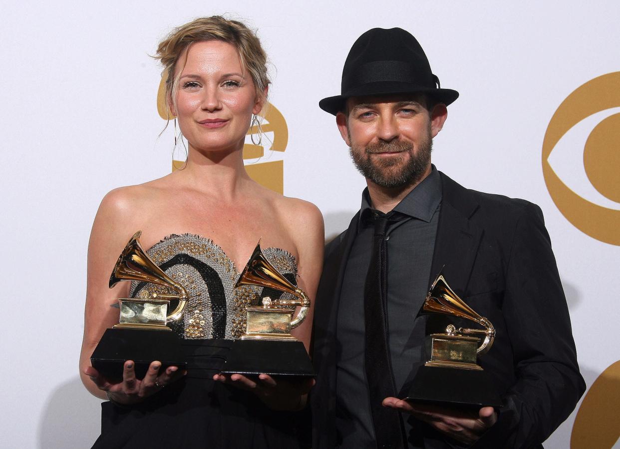 Jennifer Nettles and Kristian Bush of Sugarland hold the Grammy award for the Best Country Performance by a Duo or Group with Vocals for "Stay" in the photo room of the 51st annual Grammy Awards show held at the Staples Center in Los Angeles Feb. 8, 2009.