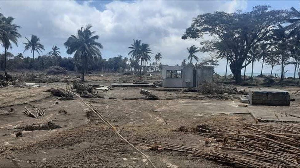 Daños en el terreno tras la erupción en Tonga