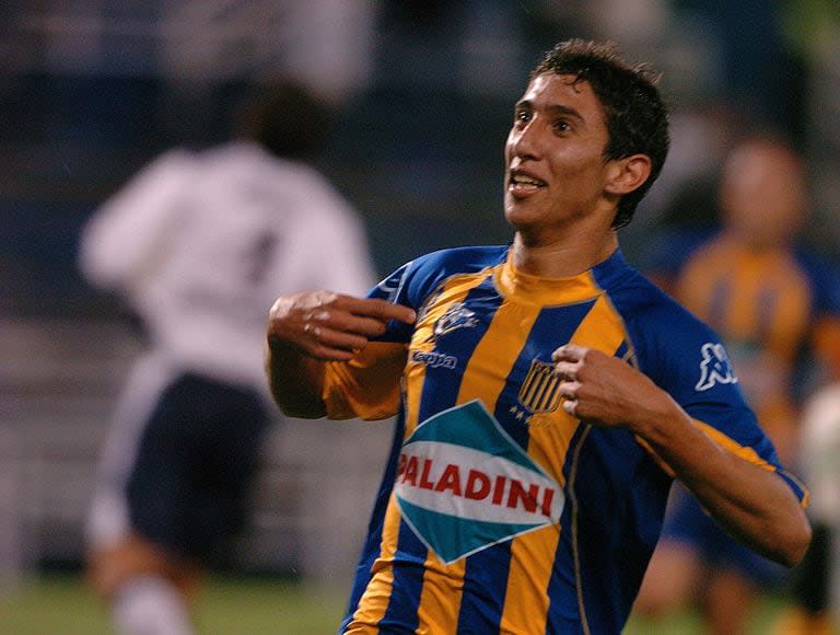 Un festejo de gol de Di María en Rosario Central, en un triunfo por 2-0 a Vélez en el Clausura 2007, en el José Amalfitani. 