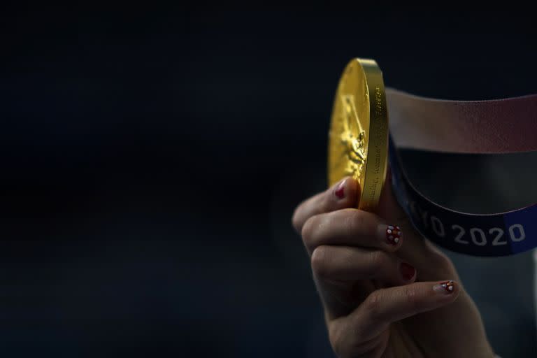 Kathleen Ledecky, de Estados Unidos, muestra su medalla de oro después de ganar la final femenina de 800 metros estilo libre.